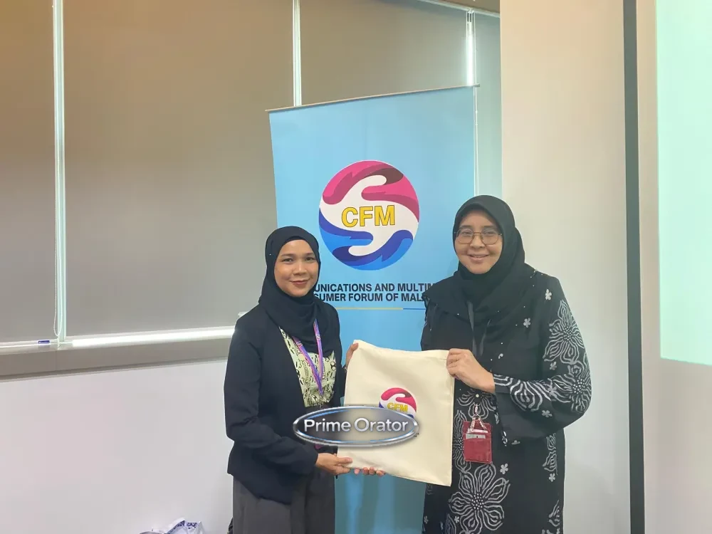 Prime Orator presenting a token of appreciation to the Communications and Multimedia Consumer Forum of Malaysia (CFM) team